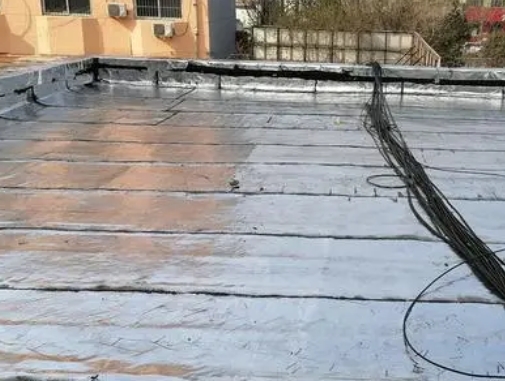 定襄卫生间漏水维修公司分享下定襄屋面楼顶防水刚性防水层施工要点。